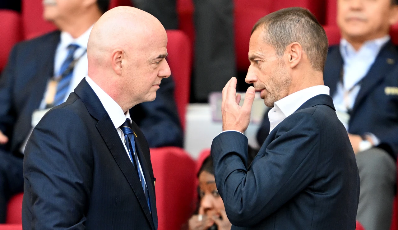 Gianni Infantino y Aleksander Ceferin, en Doha (Qatar) en 2022