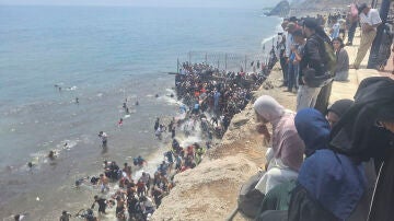  Miles de j&oacute;venes marroqu&iacute;es se dirigieron este jueves a la frontera entre Castillejos (Marruecos) y Ceuta (Espa&ntilde;a)