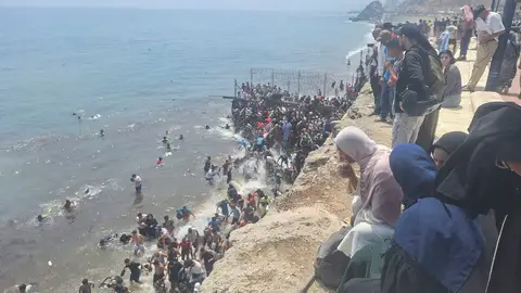 Miles de jóvenes marroquíes se dirigieron este jueves a la frontera entre Castillejos (Marruecos) y Ceuta (España) Miles de jóvenes marroquíes se dirigieron este jueves a la frontera entre Castillejos (Marruecos) y Ceuta (España)./ EFE/Mar Marín