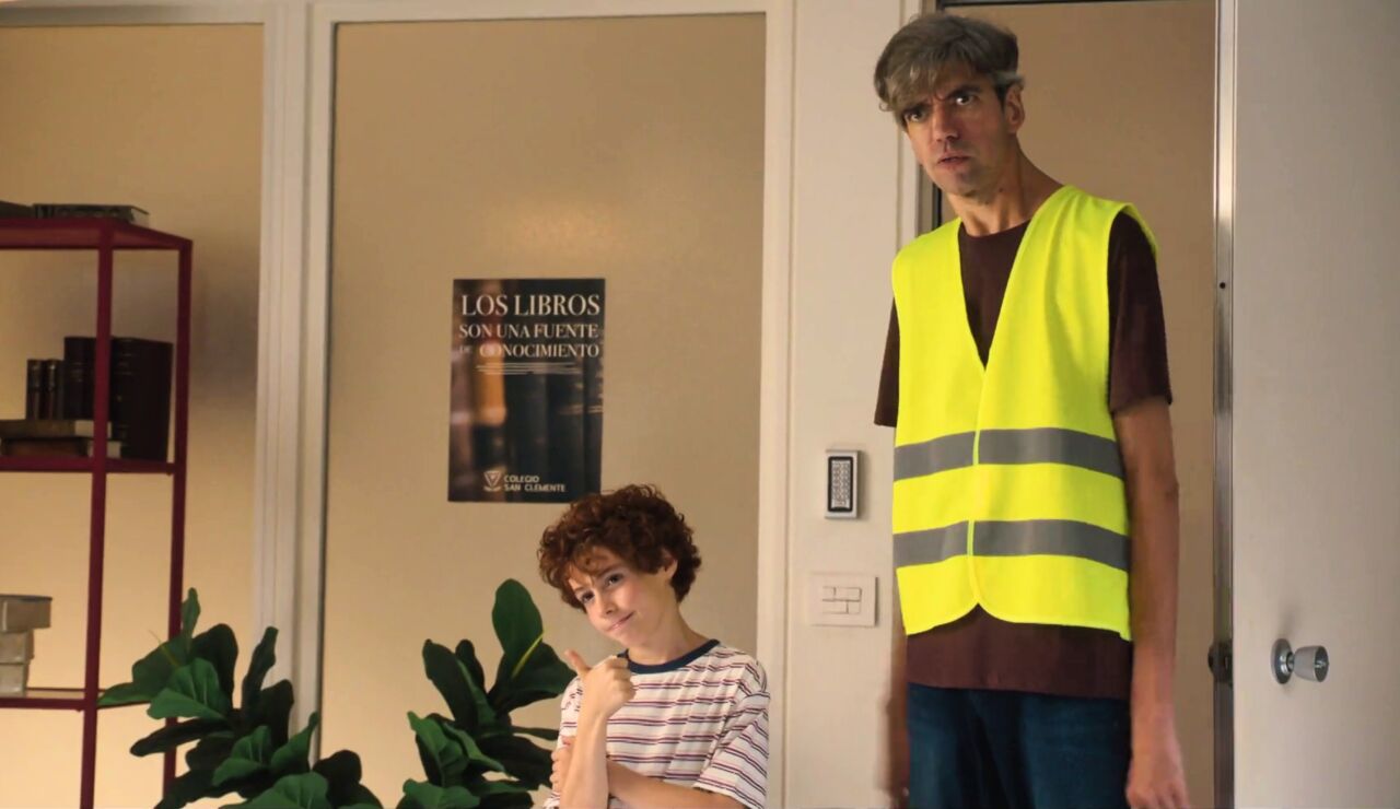 El aula de &ldquo;m&aacute;xima seguridad&rdquo; es lo &uacute;nico que puede atrapar a Luis en Padre no hay m&aacute;s que uno, la serie