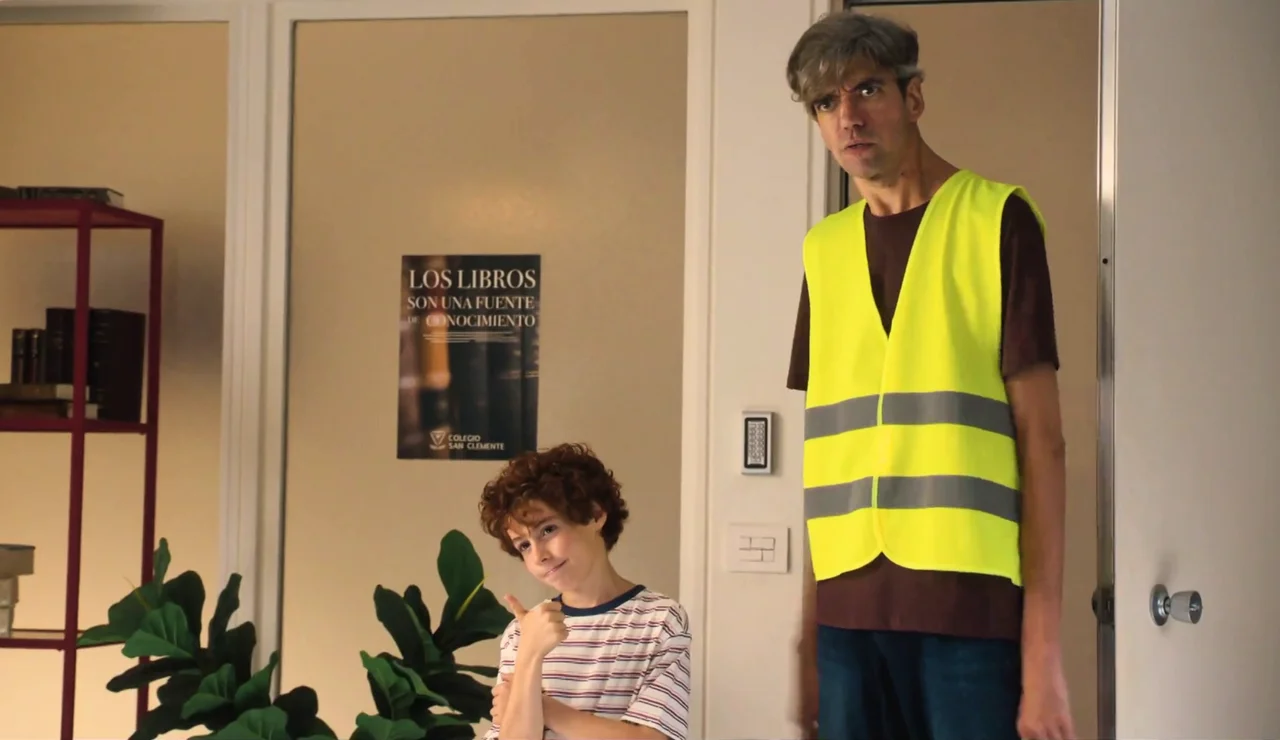 El aula de “máxima seguridad” es lo único que puede atrapar a Luis en Padre no hay más que uno, la serie