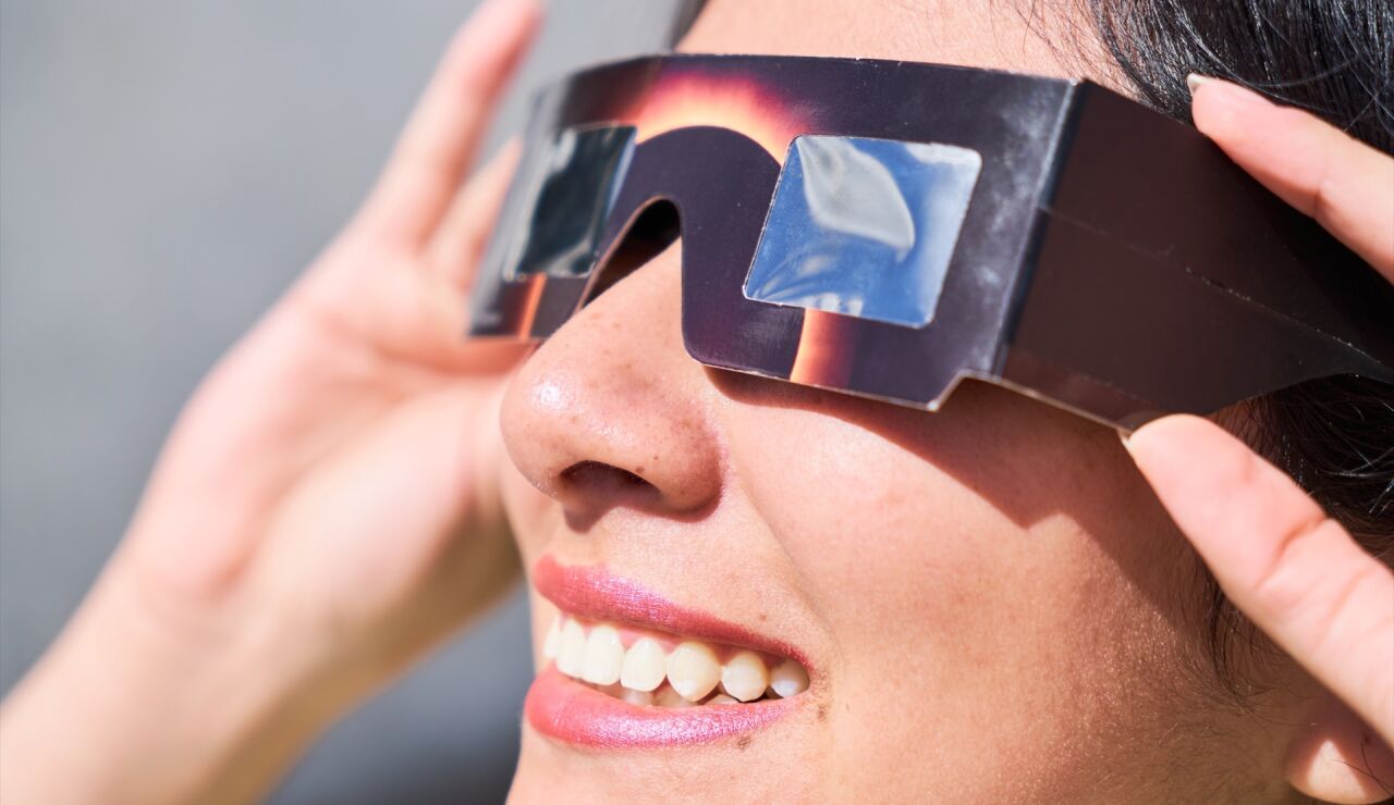 Imagen de una mujer con gafas solares para eclipse