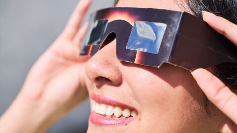 Imagen de una mujer con gafas solares para eclipse