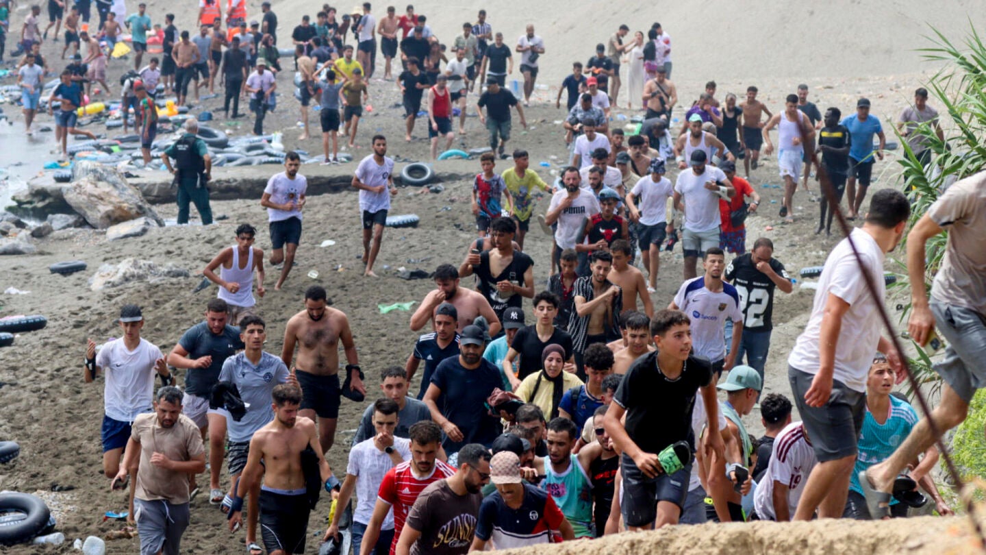 Imagen de miles de j&oacute;venes llegando a Ceuta