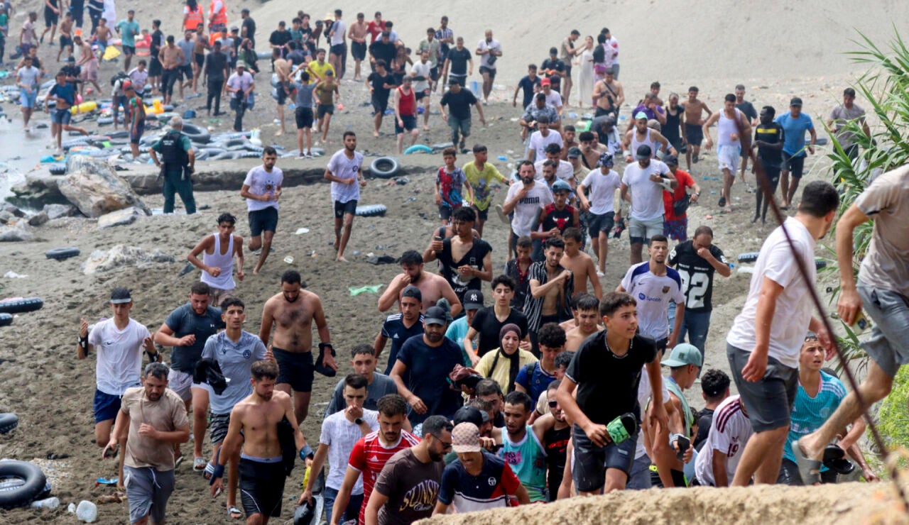 Imagen de miles de j&oacute;venes llegando a Ceuta