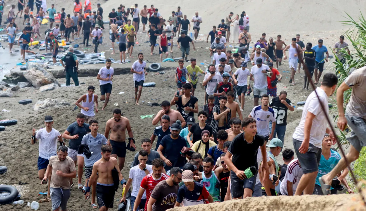 Imagen de miles de jóvenes llegando a Ceuta
