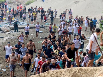 Imagen de miles de j&oacute;venes llegando a Ceuta