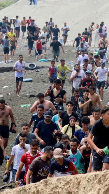 Imagen de miles de jóvenes llegando a Ceuta