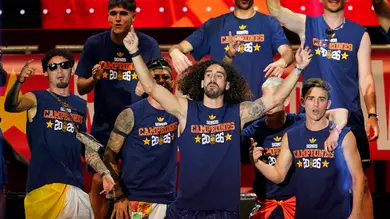 El impactante cambio de look de Marc Cucurella: su melena da paso a unas trenzas El impactante cambio de look de Marc Cucurella: su melena da paso a unas trenzas