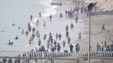 Entrada masiva de inmigrantes a Ceuta desde la frontera del Tarajal. Entrada masiva de inmigrantes a Ceuta desde la frontera del Tarajal.