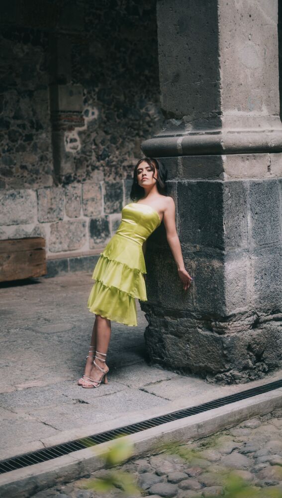 Mujer con un vestido verde lima