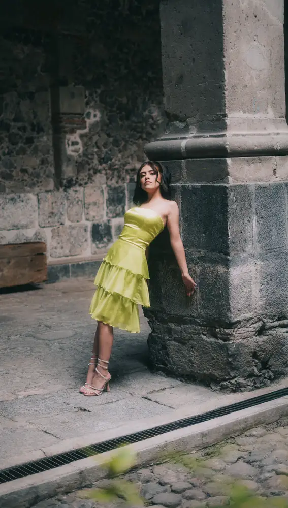 Mujer con un vestido verde lima Mujer con un vestido verde lima