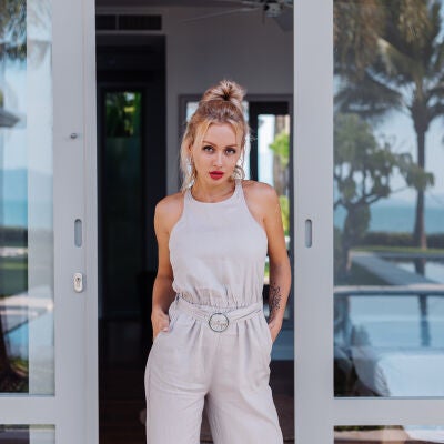 Mujer vestida con un mono