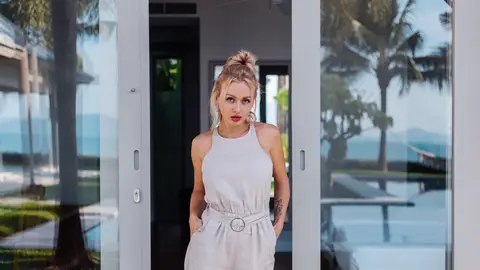 Mujer vestida con un mono Mujer vestida con un mono