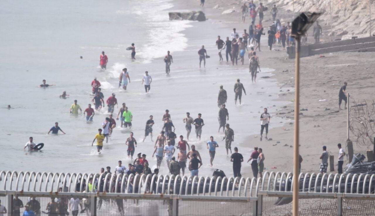Imagen de migrantes cruzando la frontera de Ceuta.