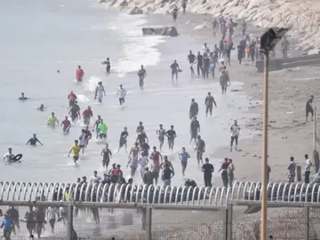 Imagen de migrantes cruzando la frontera de Ceuta. Imagen de migrantes cruzando la frontera de Ceuta.