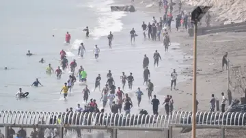Imagen de migrantes cruzando la frontera de Ceuta. Imagen de migrantes cruzando la frontera de Ceuta.