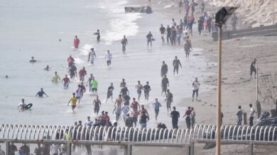 Alrededor de 20.000 migrantes entran masivamente en Ceuta tras escapar de la frontera con Marruecos
