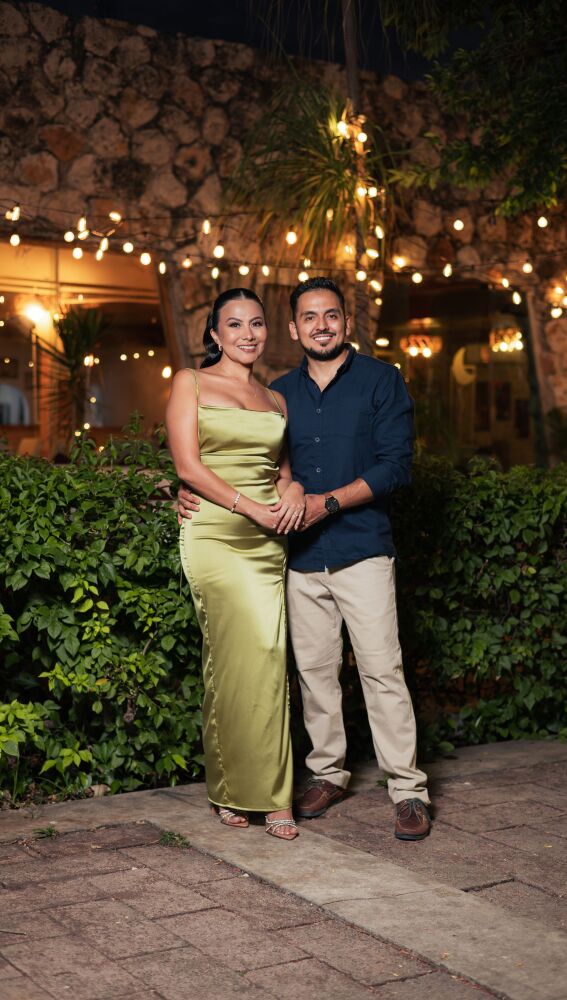 Mujer con un vestido verde lima