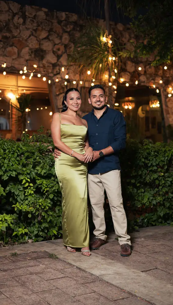 Mujer con un vestido verde lima Mujer con un vestido verde lima