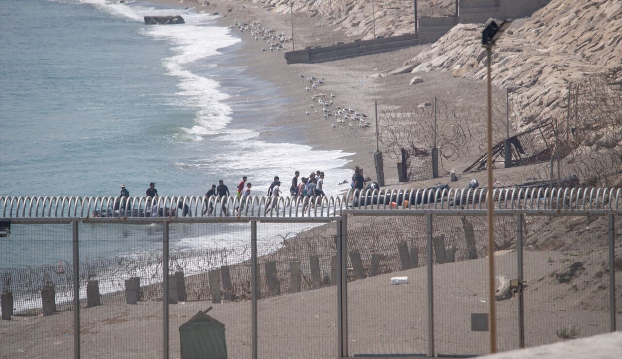 Imagen de archivo de varios migrantes en Ceuta