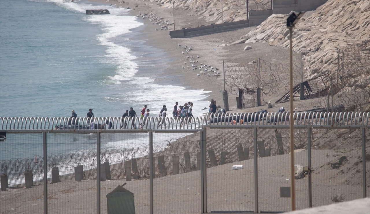 Imagen de archivo de varios migrantes en Ceuta