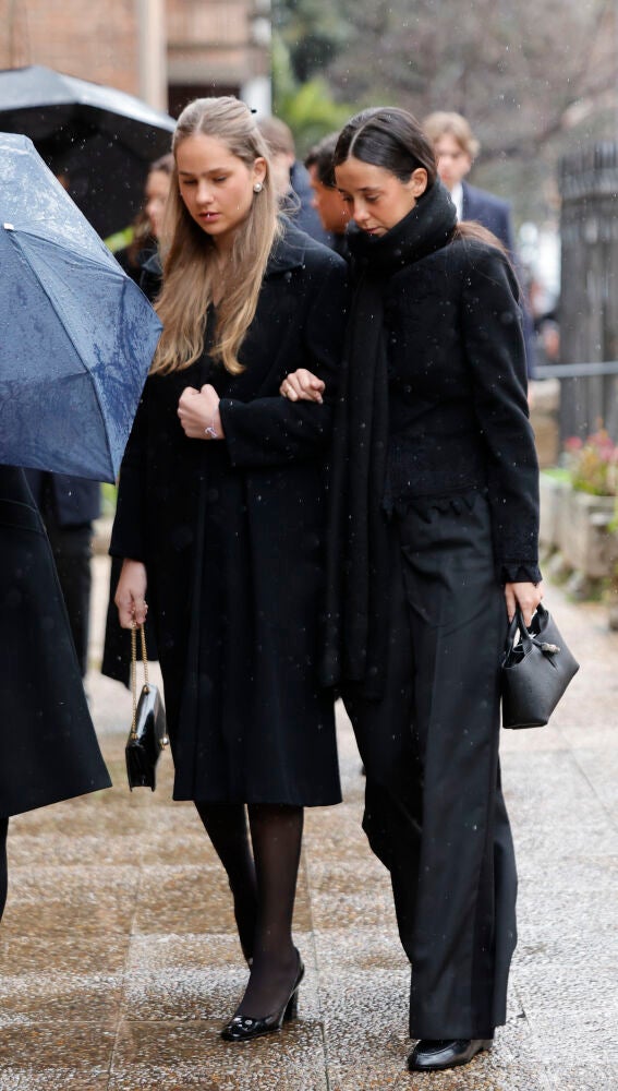 Victoria Federica e Irene Urdangarin en el entierro de Irene de Grecia