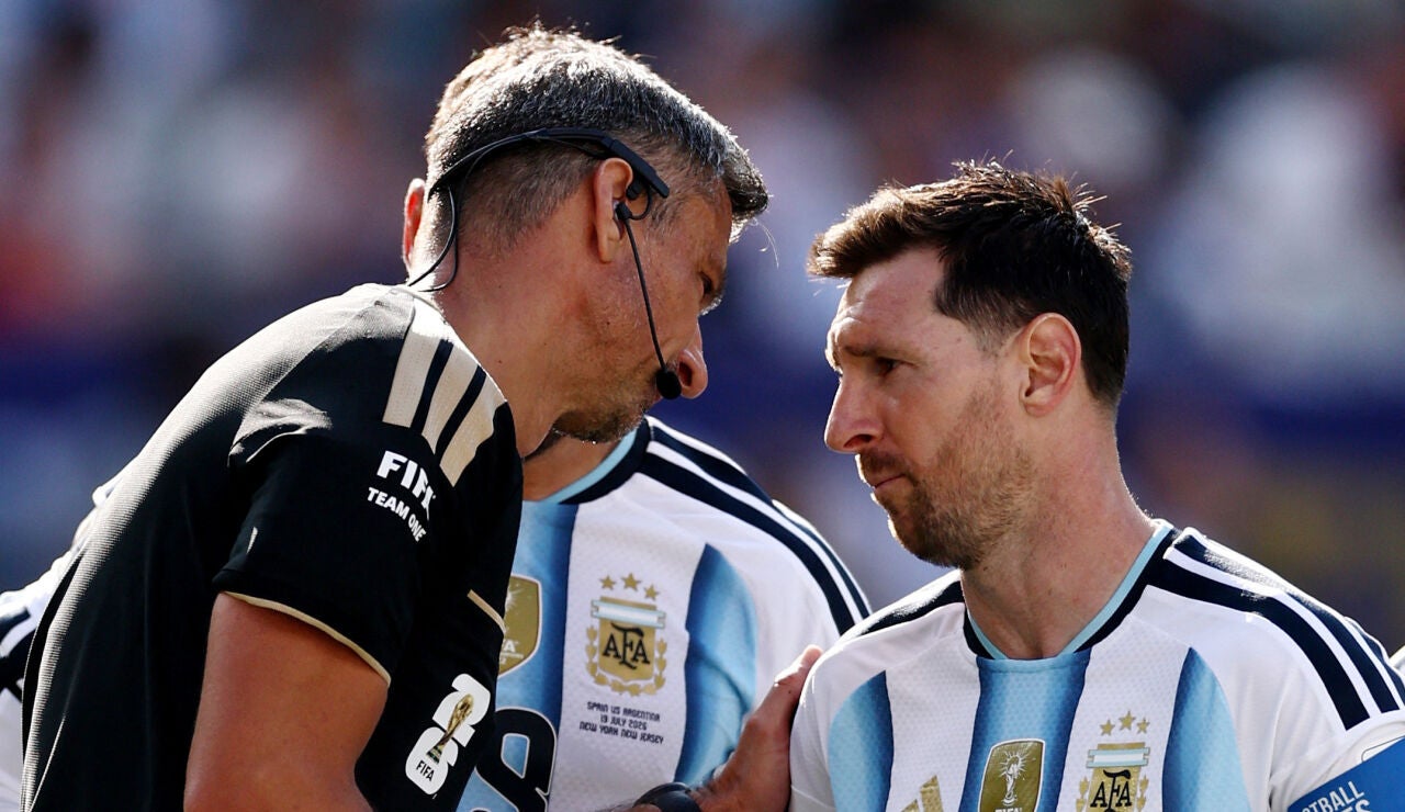 Slavko Vincic habla con Leo Messi durante la final del Mundial 2026