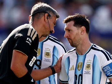 Slavko Vincic habla con Leo Messi durante la final del Mundial 2026