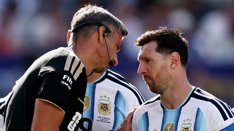 Slavko Vincic habla con Leo Messi durante la final del Mundial 2026 Slavko Vincic habla con Leo Messi durante la final del Mundial 2026