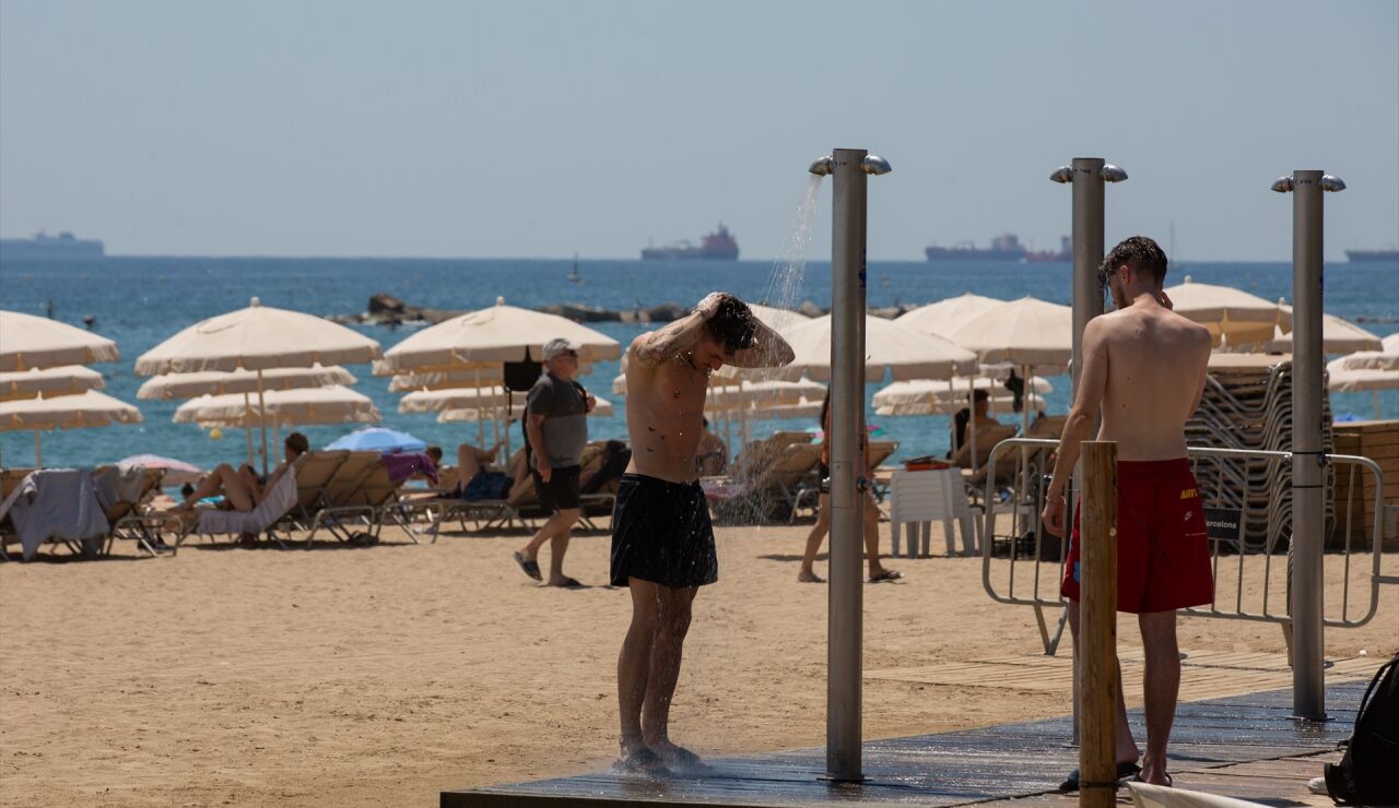 Ducharse con gel y champ&uacute; en la playa puede ocasionar una multa de 750 euros 