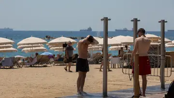 Ducharse con gel y champú en la playa puede ocasionar una multa de 750 euros Ducharse con gel y champú en la playa puede ocasionar una multa de 750 euros