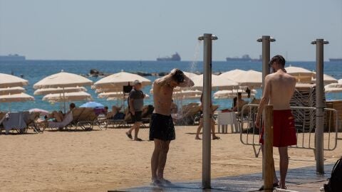 Ducharse con gel y champ&uacute; en la playa puede ocasionar una multa de 750 euros 