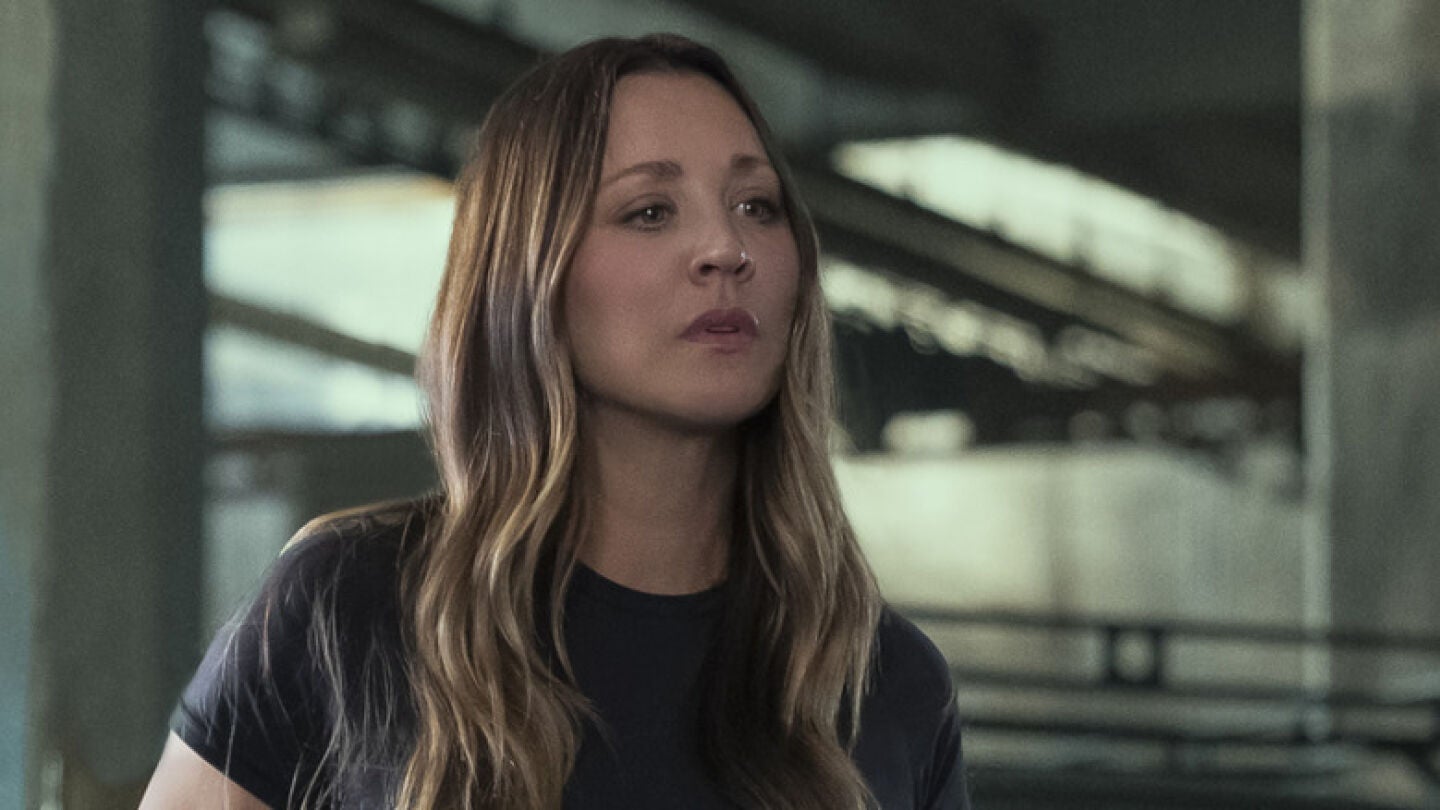 Kaley Cuoco en Stuart Fails to save the universe