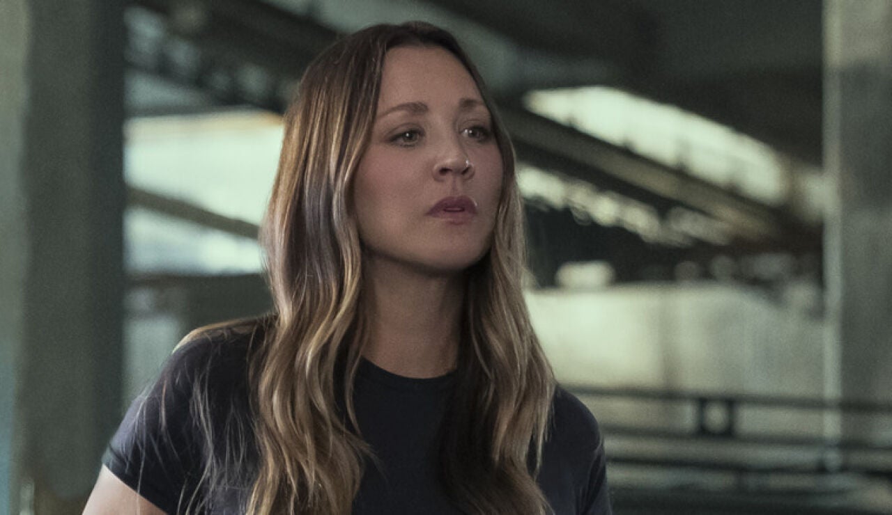 Kaley Cuoco en Stuart Fails to save the universe