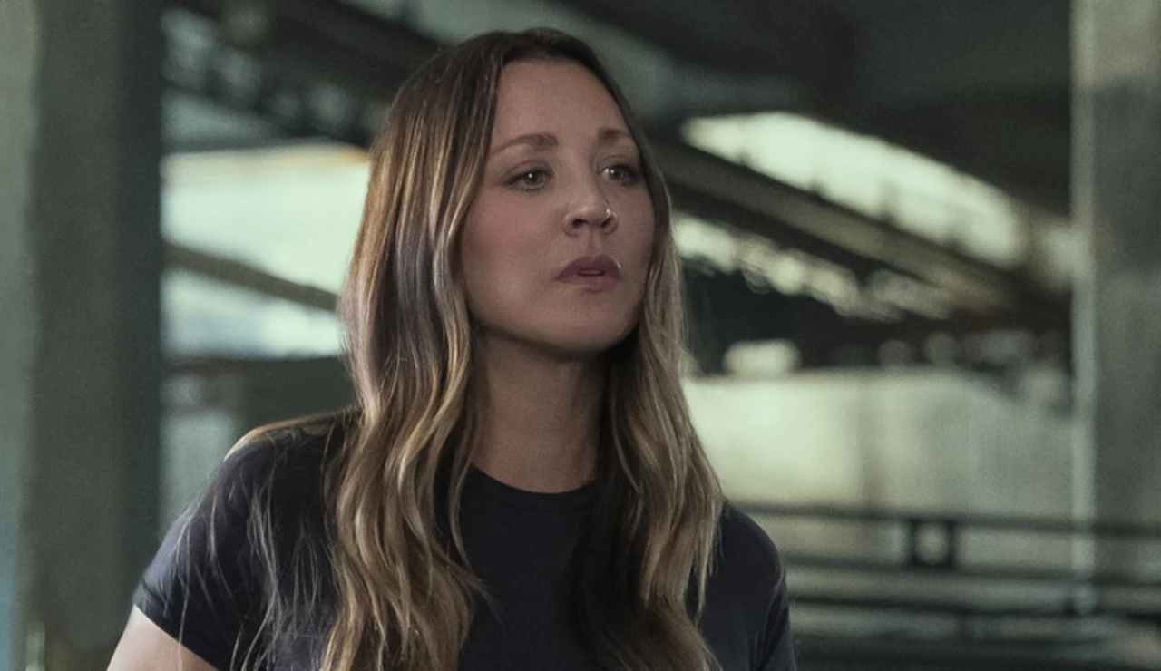Kaley Cuoco en Stuart Fails to save the universe