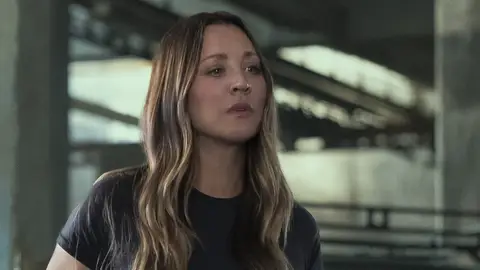 Kaley Cuoco en Stuart Fails to save the universe Kaley Cuoco en Stuart Fails to save the universe