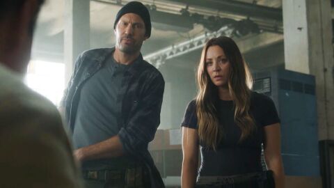 Kaley Cuoco y Brian Thomas Smith en Stuart fails to save the universe
