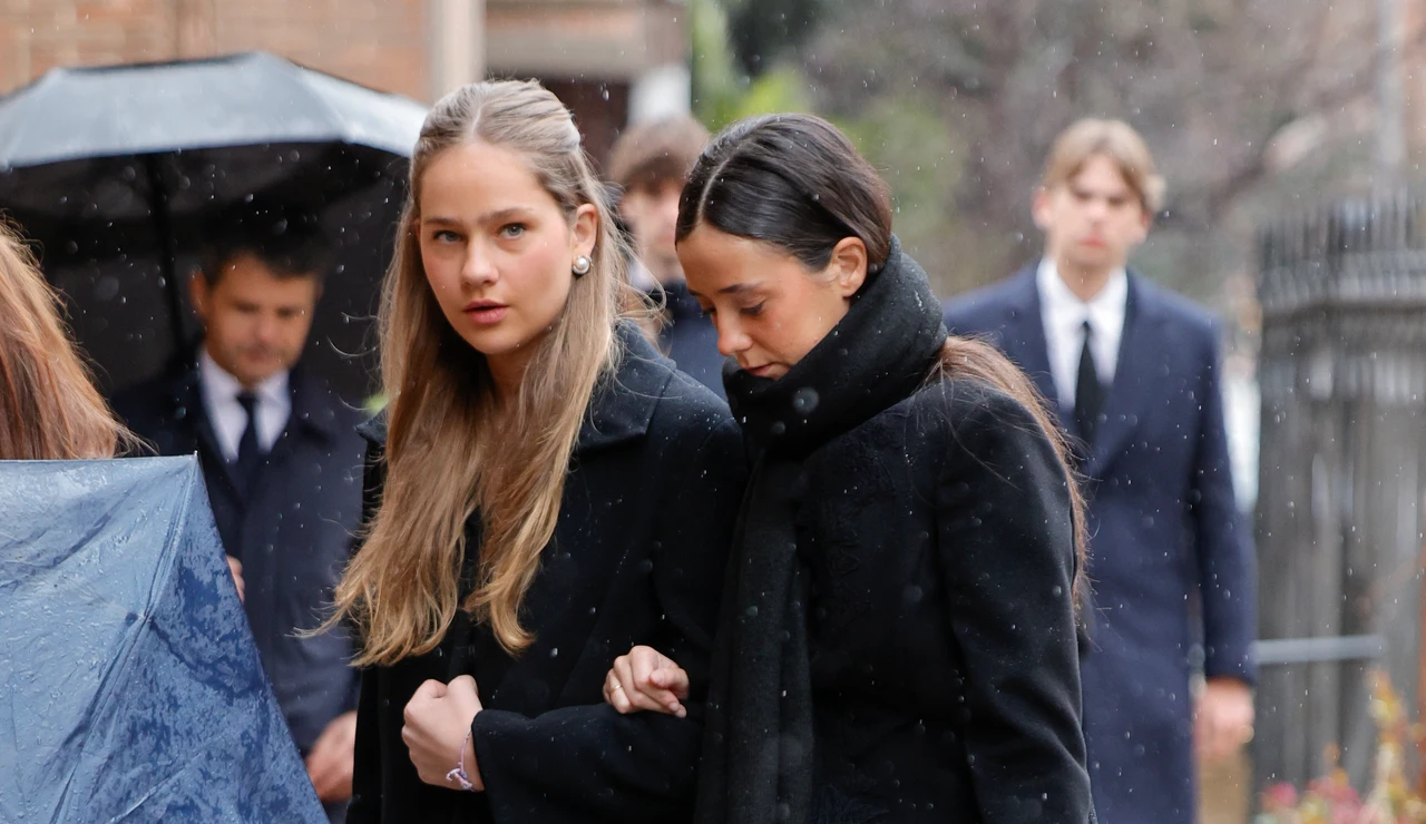 Victoria Federica e Irene Urdangarin en el entierro de Irene de Grecia