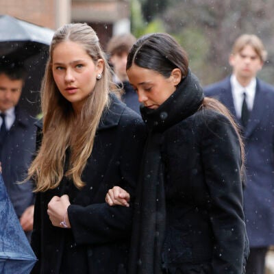 Victoria Federica e Irene Urdangarin en el entierro de Irene de Grecia