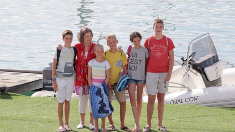 La reina Sofía con sus nietos Victoria Federica de Marichalar, Irene, Juan Valentín, Miguel y Pablo Nicolás Urdangarin en Mallorca en 2015