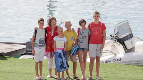La reina Sofía con sus nietos Victoria Federica de Marichalar, Irene, Juan Valentín, Miguel y Pablo Nicolás Urdangarin en Mallorca en 2015 La reina Sofía con sus nietos Victoria Federica de Marichalar, Irene, Juan Valentín, Miguel y Pablo Nicolás Urdangarin en Mallorca en 2015