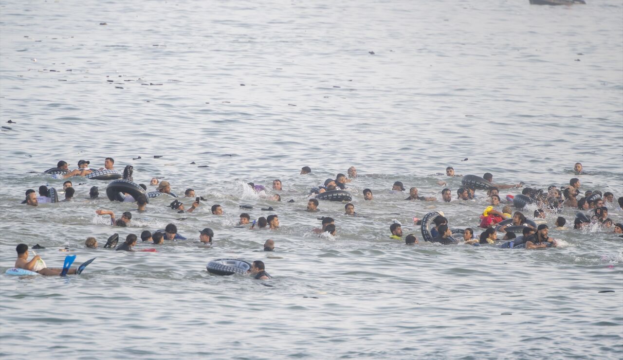 Migrantes intentando llegar a nado a Ceuta