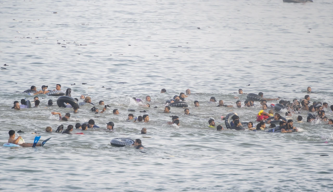 Migrantes intentando llegar a nado a Ceuta