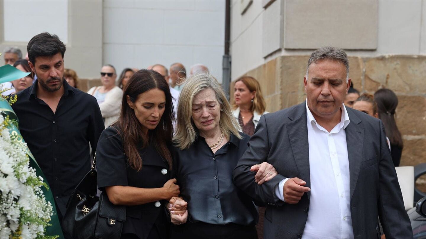 Paula Echevarr&iacute;a con su familia en la despedida a su padre