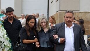 Paula Echevarr&iacute;a con su familia en la despedida a su padre