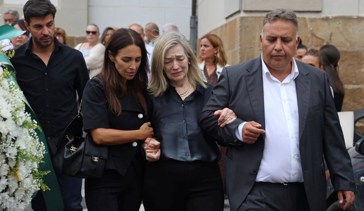 Paula Echevarr&iacute;a con su familia en la despedida a su padre