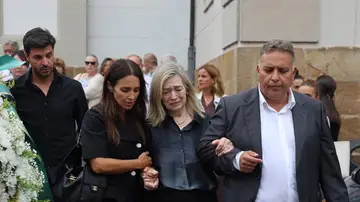 Paula Echevarría con su familia en la despedida a su padre Paula Echevarría con su familia en la despedida a su padre