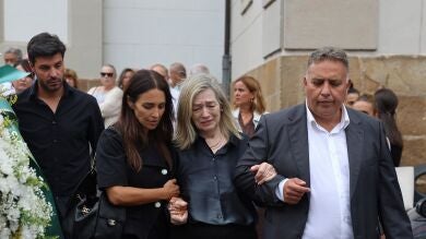 Paula Echevarría arropa a su madre en la difícil despedida de su padre Luis Ángel Echevarría, fallecido con 76 años