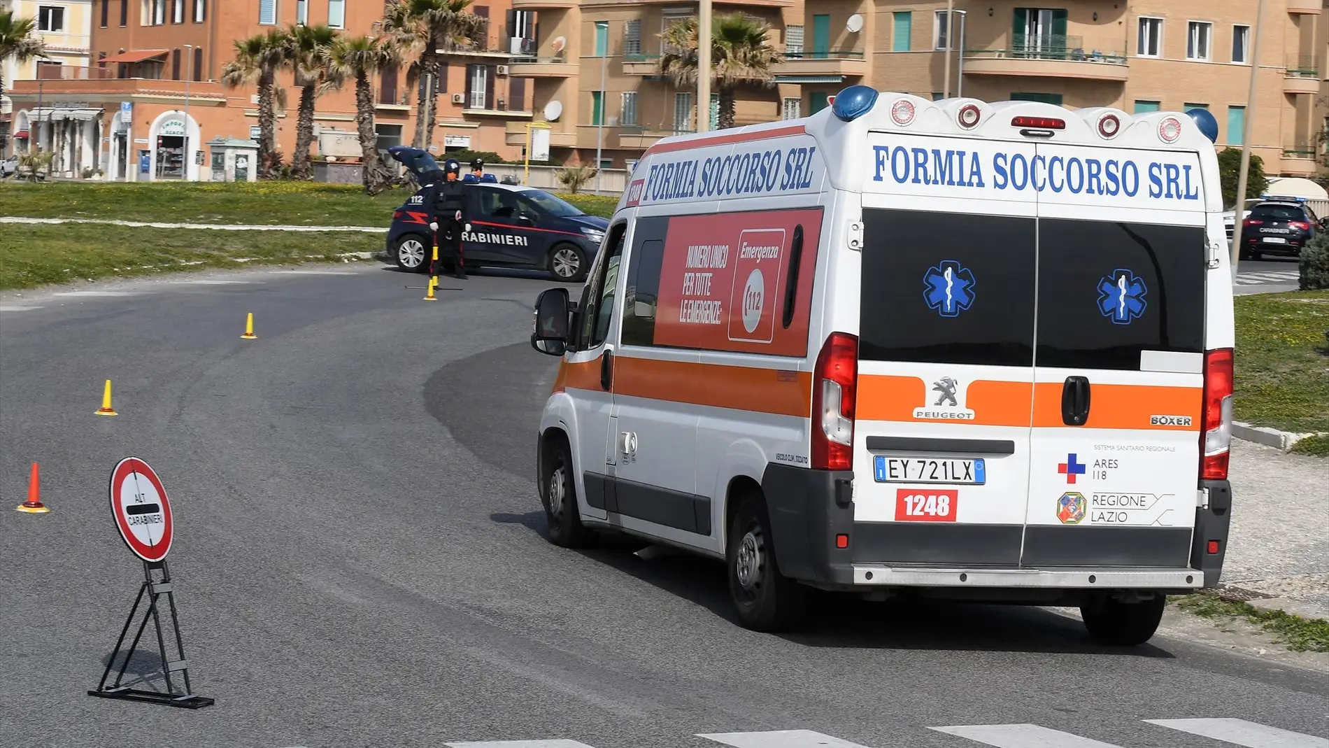 Un brutal accidente entre un autobús y una autocaravana deja seis personas muertas y 30 heridos en Italia Un brutal accidente entre un autobús y una autocaravana deja seis personas muertas y 30 heridos en Italia